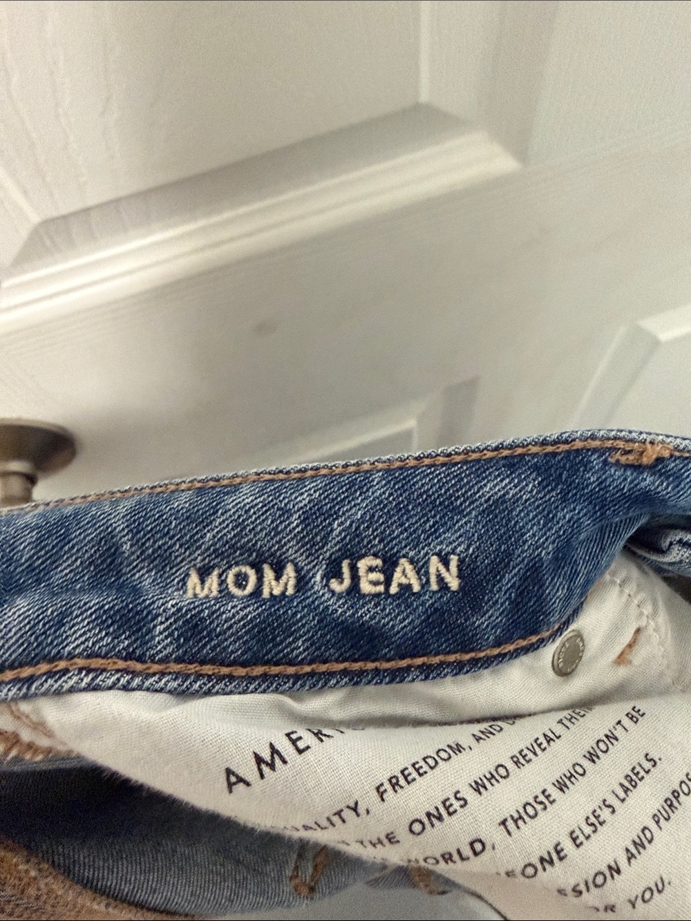 American Eagle Outfitters Distressed Ripped Knee Mom Jeans Medium Wash 2S - Picture 7 of 7